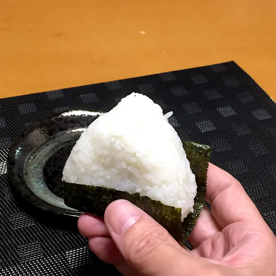 Snapdishの料理写真:今日の朝食!  (^-^)
梅干しのおにぎり!  (^-^)/|Kei Satoさん