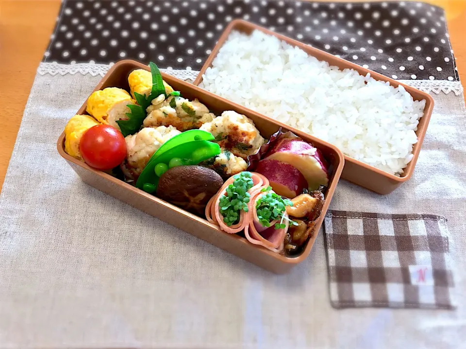 ザクザクチキン🐓
卵焼き＋カニカマ🍳
椎茸ソテー🍄
さつまいもの甘煮🍠
ハム＋ブロッコリースプラウト🥦
くるみ小魚佃煮😋
大葉 スナップえんどう🍅🍚|あやこさん