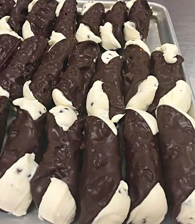 chocolate dipped cannoli|CHUENCHAIさん