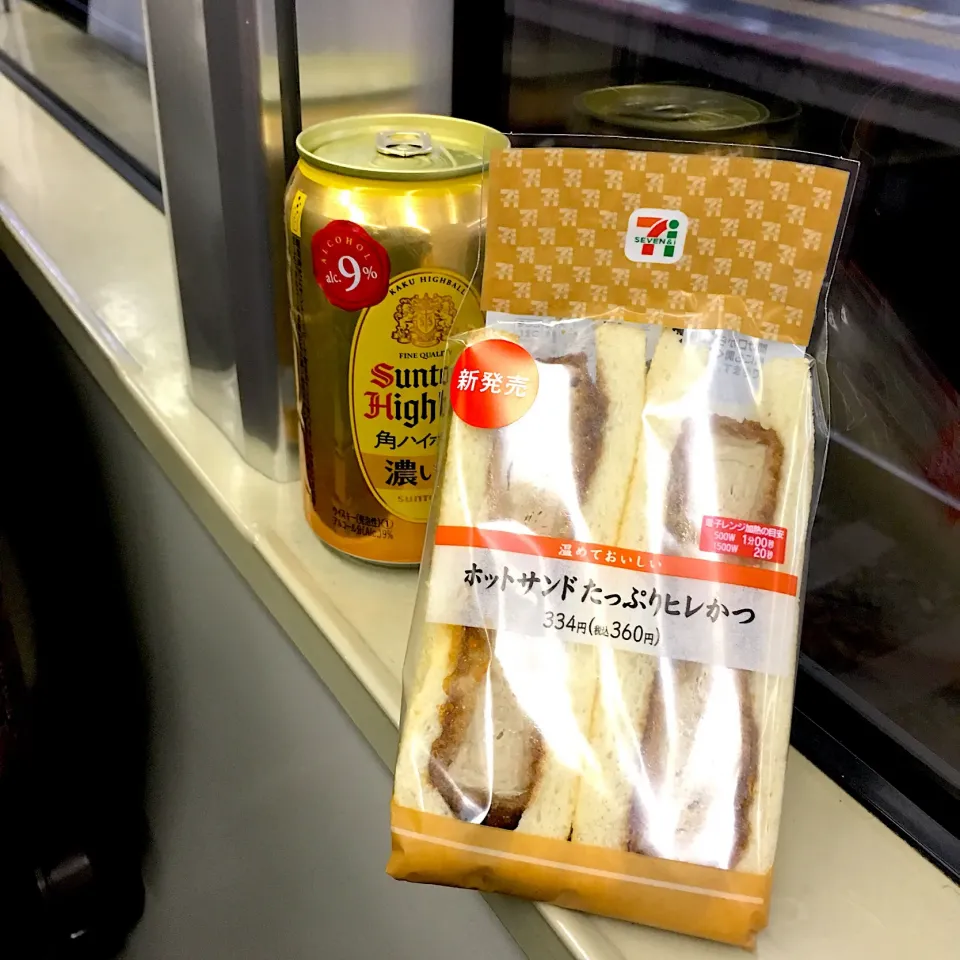 Snapdishの料理写真:世界の車窓から♬ (▰˘◡˘▰)☝︎
 #世界の車窓から  #ハイボール  #角ハイボール  #濃いめのハイボール  #カツサンド  #セブンイレブン  #金曜日  #乾杯|Yoshinobu Nakagawaさん