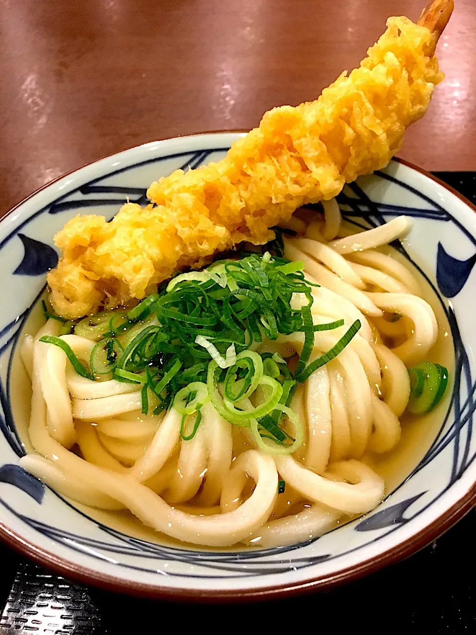 Snapdishの料理写真:丸亀製麺のかけうどん大海老天のせ＠横浜 伊勢佐木町|Yasuhiro Koikeさん