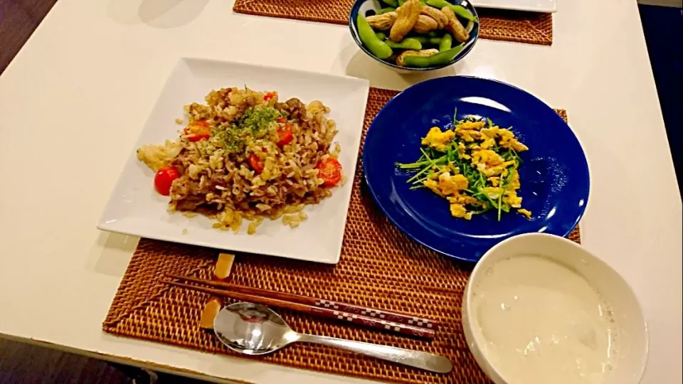 今日の夕食 牛肉とミニトマトのガーリック炒飯、豆苗と卵のオイスターソース炒め、かぶの豆乳スープ|pinknari🐰🌈さん