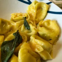 #Ravioli con ricotta e spinaci conditi con burro e salvia.

#cucina #ricette #food #recipes|matteo pisanoさん