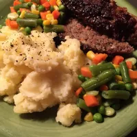 Meatloaf and potatoes w/ vegetables|Polly Annaさん