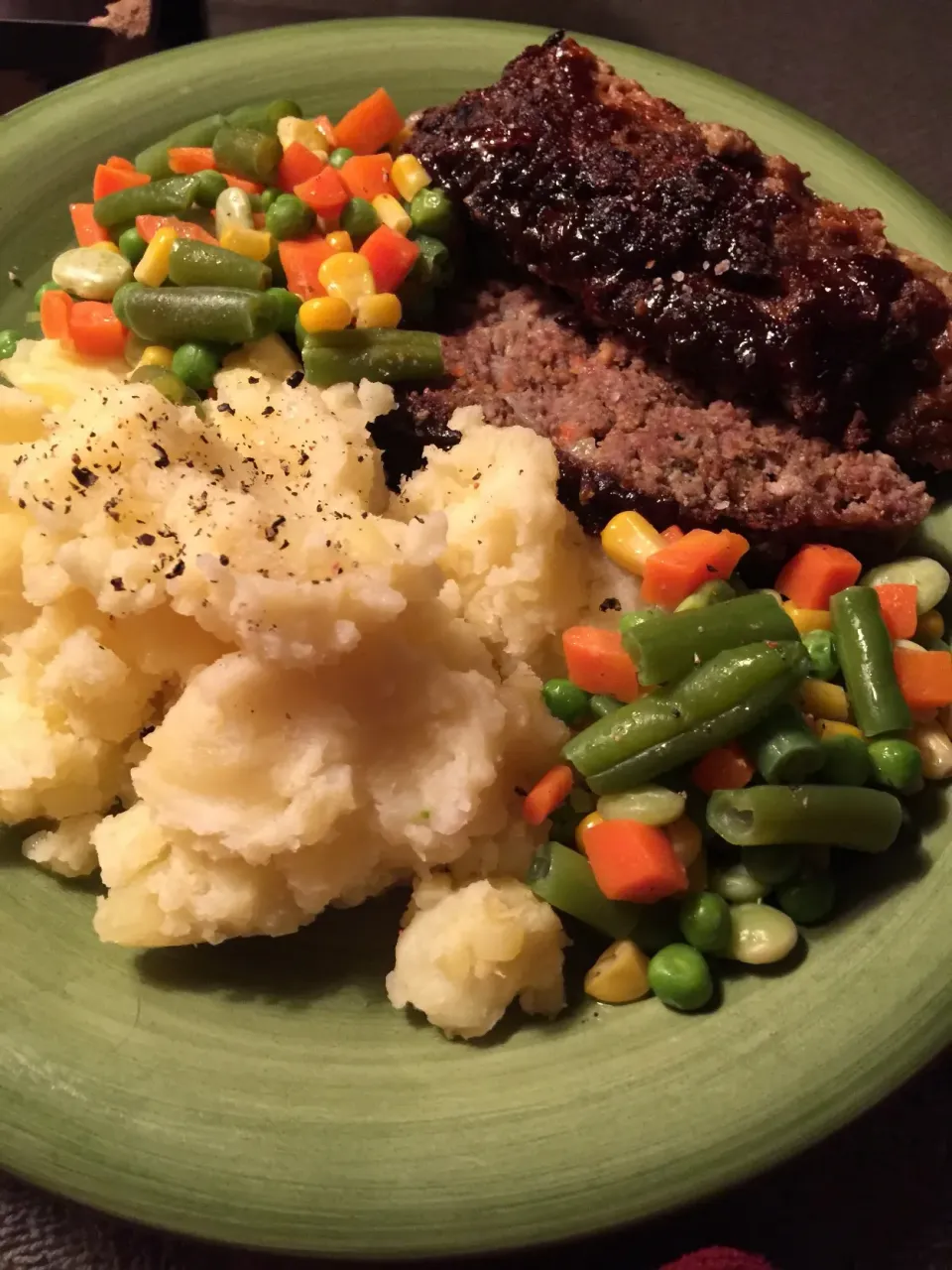 Meatloaf and potatoes w/ vegetables|Polly Annaさん