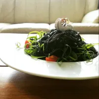 Snapdishの料理写真:休日ランチは、活きてる紋甲烏賊１杯から
どっさりとれたイカ墨でパスタ　THE BLACK|直樹さん