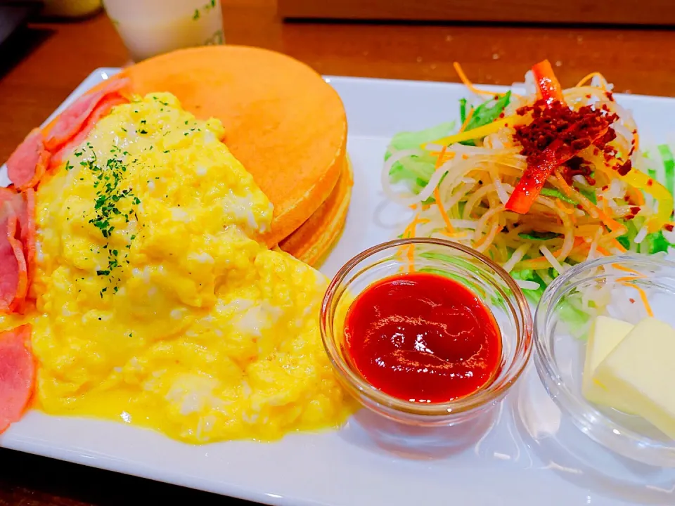 Snapdishの料理写真:チーズスクランブルエッグとベーコンのお食事パンケーキ|キノコ🍄さん