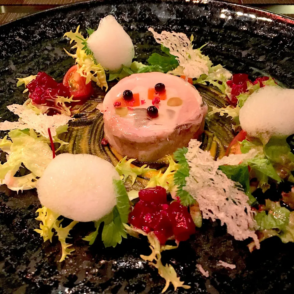 Snapdishの料理写真:ディズニーランドホテルのレストランにてクリスマス限定ランチ🎄
前菜はクリスマスリース仕立て✨|Pinkroseさん