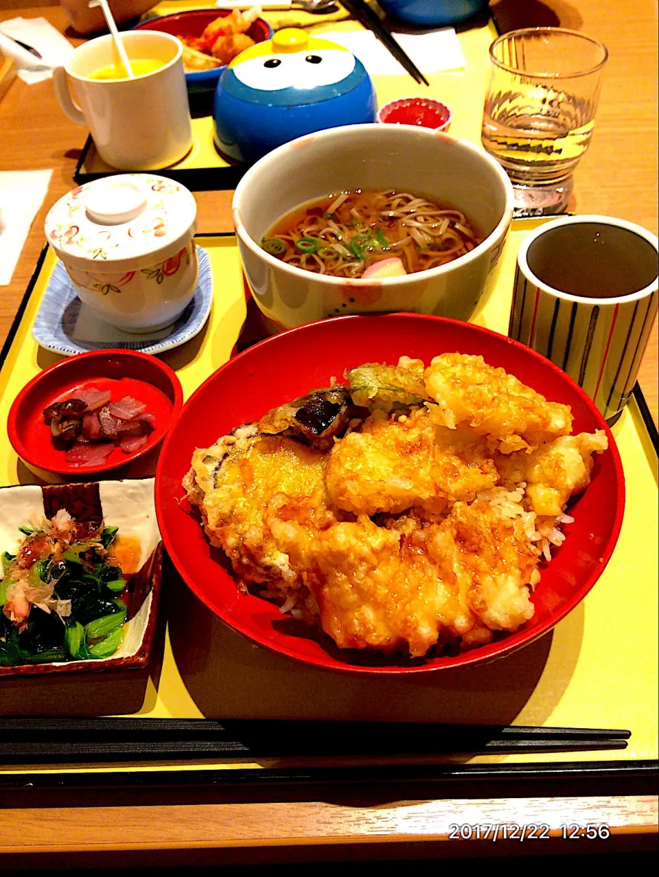 Snapdishの料理写真:ミニ鶏天丼とミニ蕎麦セット
 #お昼ごはん #お外ご飯|翡翠さん