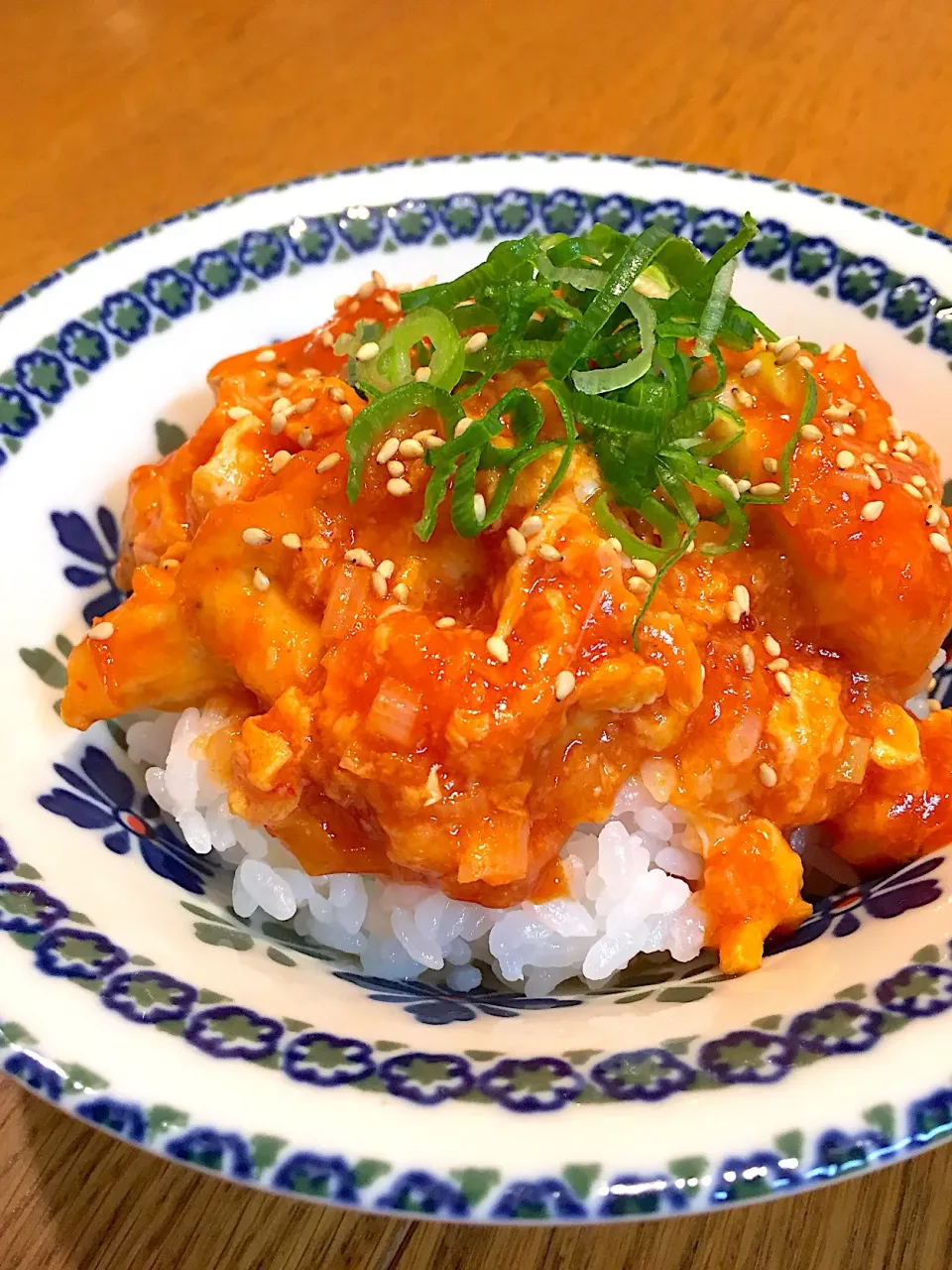 ふわふわ卵の鶏チリ丼|まつださんさん