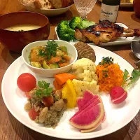 Snapdishの料理写真:アボカドとエビのサラダ
カリフラワーのピクルス
紅大根の甘酢漬け
キャロットラペ
豆のサラダ
カブのポタージュ
鶏モモの照り焼き|ミオさん