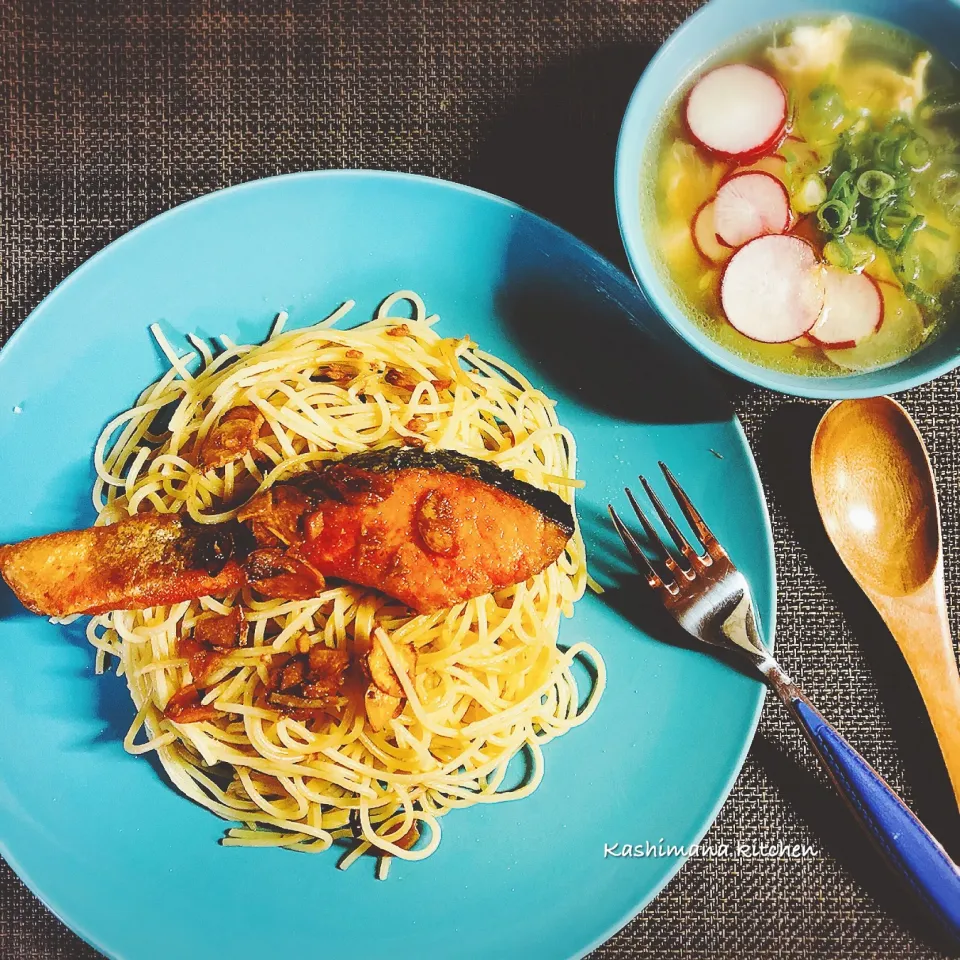 Snapdishの料理写真:鮭のペペロンチーノ風パスタ🍝🐟|Kashimanakitchenさん