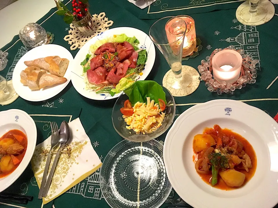 Snapdishの料理写真:クリスマスディナー
 #チキンのトマト煮込み  #イタリアン  #マカロニサラダ  #カニ  #クランベリー&ざくろ  #クリスマスパーティーグランプリ|Mamiko Nakayamaさん