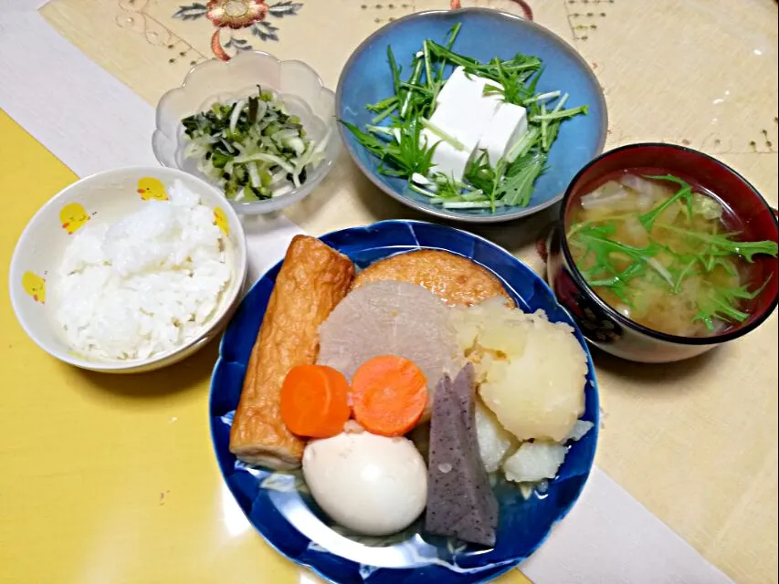 晩ごはん
 - ｼﾞｬｶﾞｲﾓ崩れた おでん🍢
 - 大根塩揉み
 - 水菜と冷奴
 - 白菜玉ねぎ薄あげお味噌汁|korinoさん