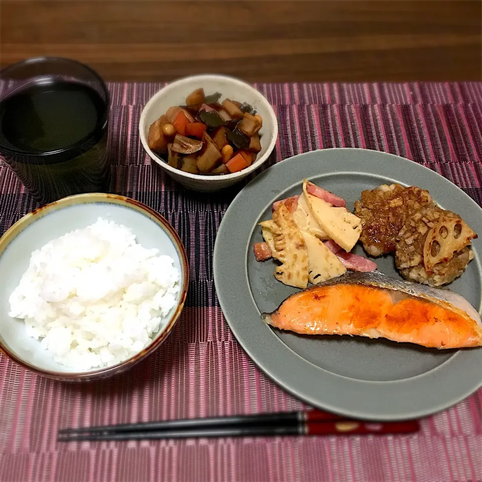 Snapdishの料理写真:焼き鮭
焼き筍とハムのサラダ
レンコンのモチモチさくさく焼き
五目豆|たまさん