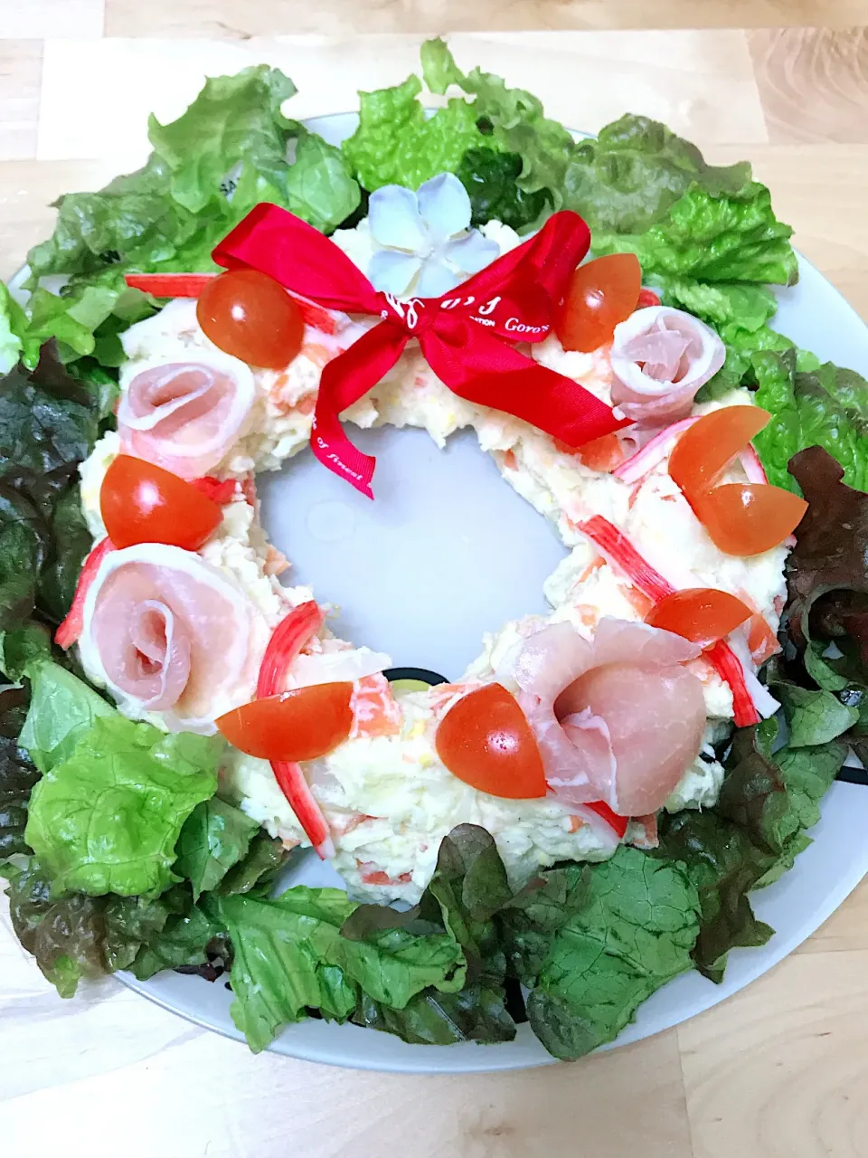 🎄明日がメインのクリスマス🎄
今日はハンバーグでケーキも無く味気ないので、リースポテサラにしてみました🥗|☆Maiko☆さん