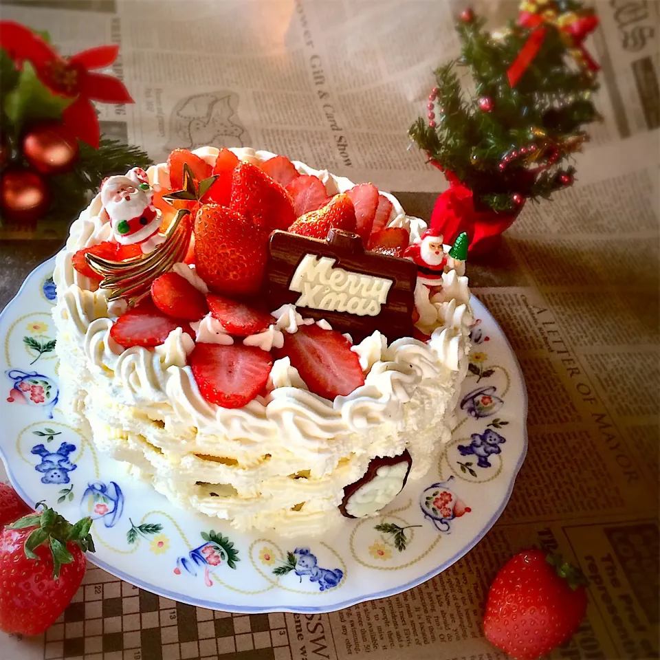 Snapdishの料理写真:クリスマスケーキ 作りました🎄
モニターで頂いた砂糖使用！
#クリスマスケーキ  #メリークリスマス #苺 #ショートケーキ #頑張った #2017年クリスマス #🎅 #手作り #ホールケーキ #バスケット絞り|susie5さん