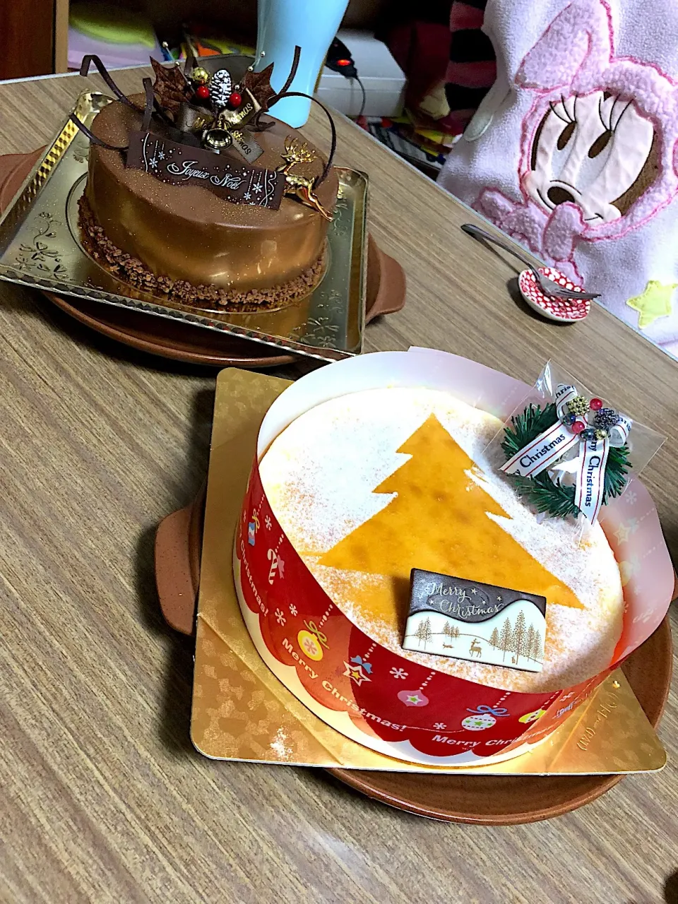 チョコレートケーキとチーズケーキ。|たびもかさん