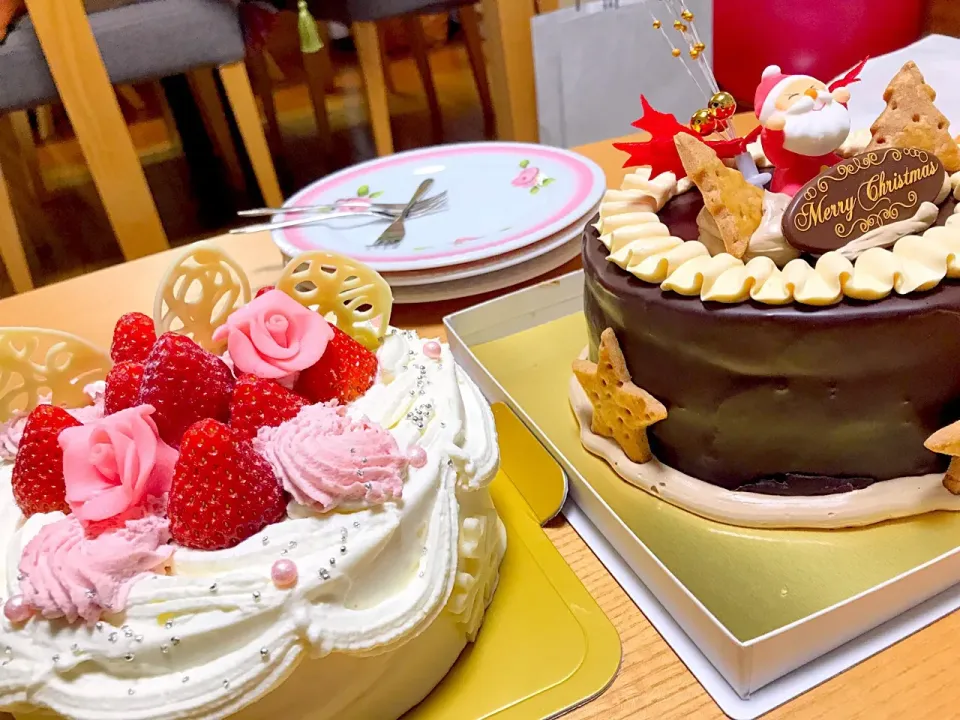 ホールケーキ  🎄チョコ派といちご🍓生クリーム派に分かれた為、大人買い❣️|ちーままさん