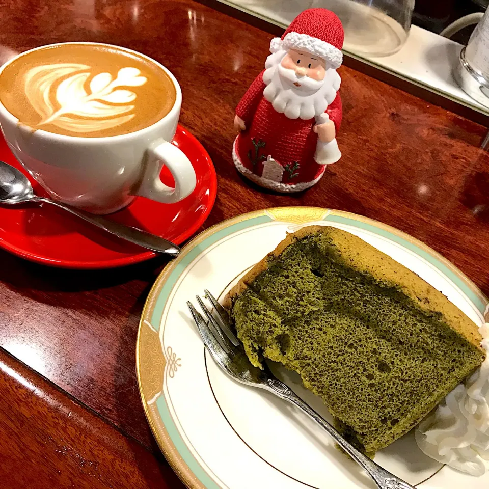 抹茶のシフォンケーキとカプチーノ|ともこさん