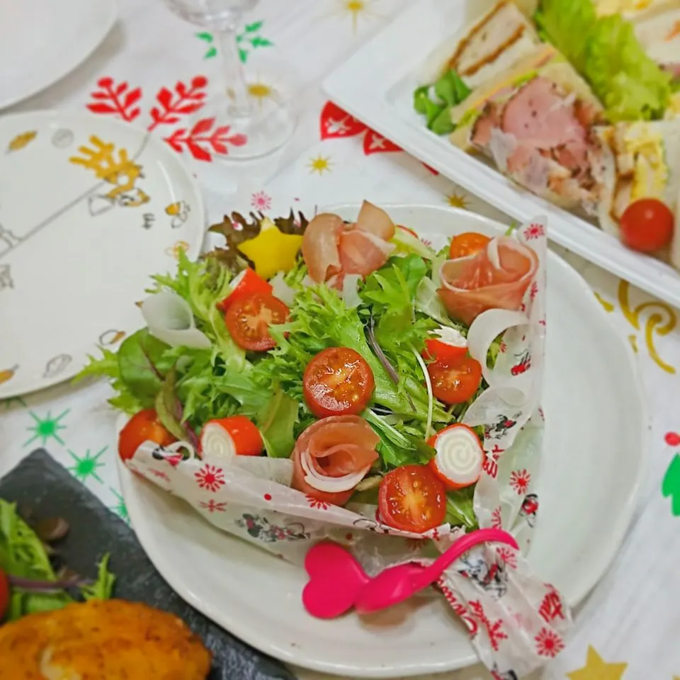 🔔クリスマスイブ
ブーケ💐サラダ
あとは、注文の🎄クリスマスディナー🍴|みひゃるさん