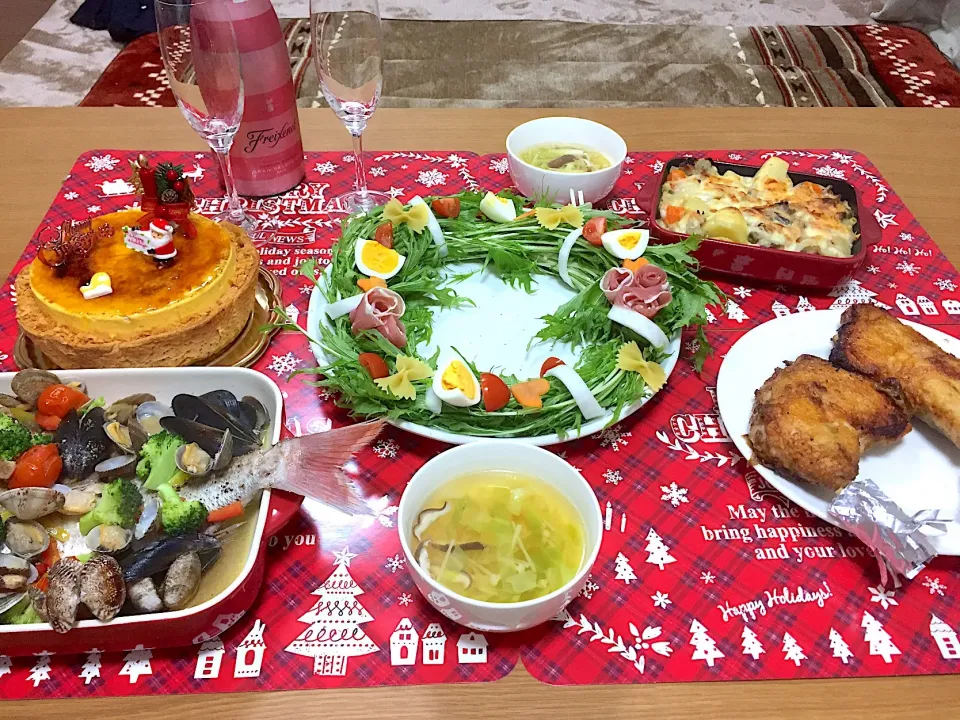 Snapdishの料理写真:クリスマスディナー
 #アクアパッツァ  #リースサラダ #一鶴チキン #マカロニグラタン  #コンソメスープ|ちいさん