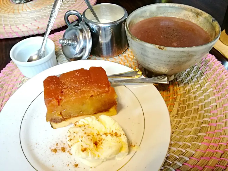 Snapdishの料理写真:今年　最終日　vanamさん
ぎっしりぎっしり🍎タルトタタン
ホットﾌﾞﾗｯｸﾍﾟｯﾊﾟｰチョコレート🍫☕|korinoさん