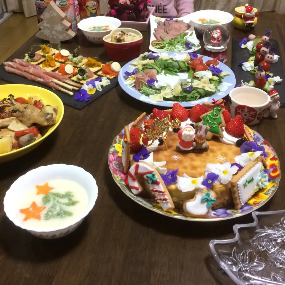 Snapdishの料理写真:#クリスマスパーティー
 #チーズケーキ 
#ローストチキン
#ローストビーフ
#リースサラダ
#ピンチョス
#カナッペ
#グリッシーニ
#ビシソワーズ|YoShiさん