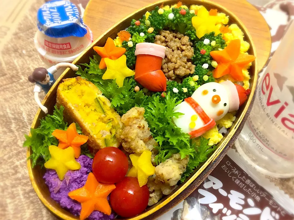 クリスマスそぼろ丼(豚ひき・玉子・とびっこ)&ブロッコリー🥦リース&フライドせせり&うずらサンタ🎅&ソーセージブーツ👢&かぼちゃコロッケ🎃&紫芋マッシュサラダ&2色星人参のコンソメ煮&わさび菜&プチトマト🍅のダーリンお弁当♪

 #弁当  #フチ子  #骨太弁当#アーモンドフィッシュラスト！|桃実さん