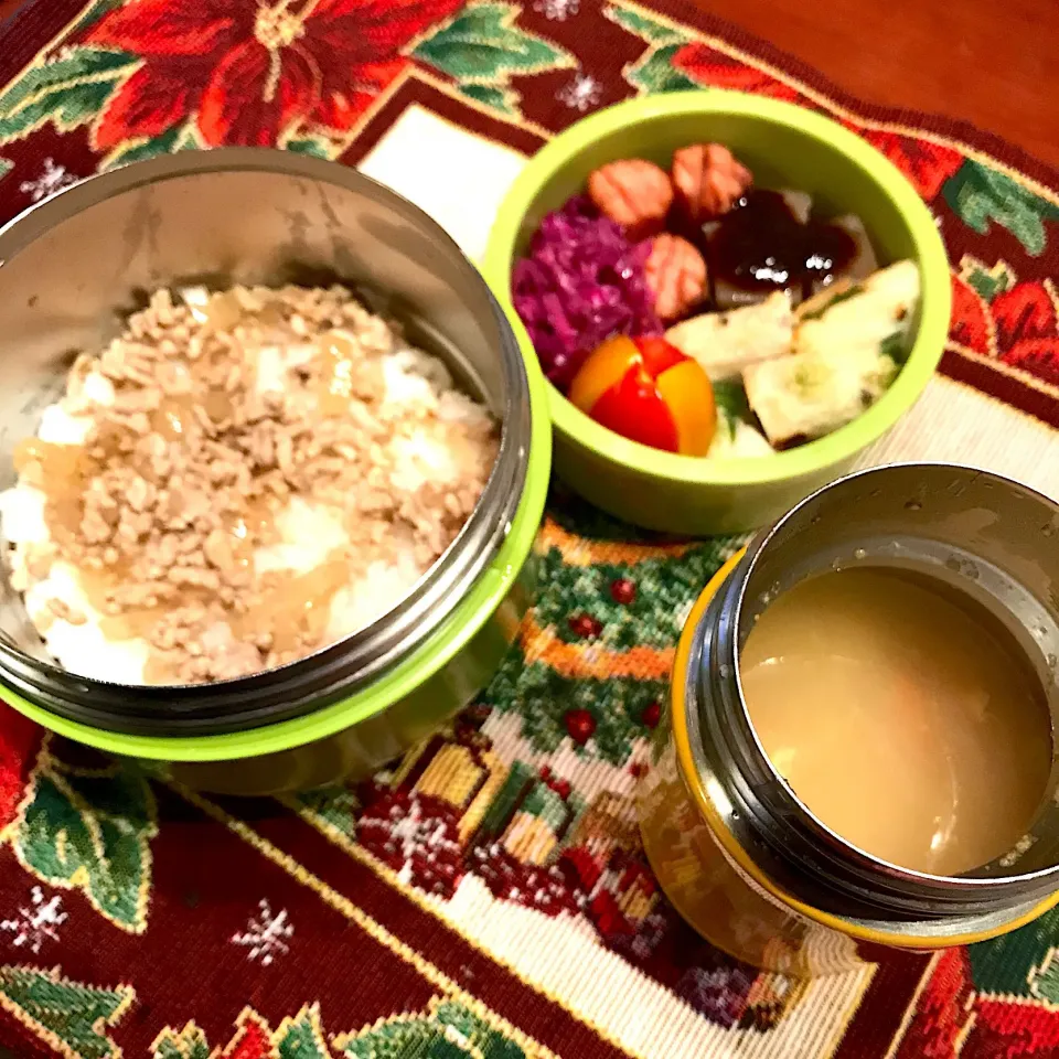 今日のお弁当🍱
メリークリスマス🎄🎅🎁✨
今年も残りわずか
1週間の始まりです٩( 'ω' )و
あたたかくして いってらっしゃい👋😊|mokoさん