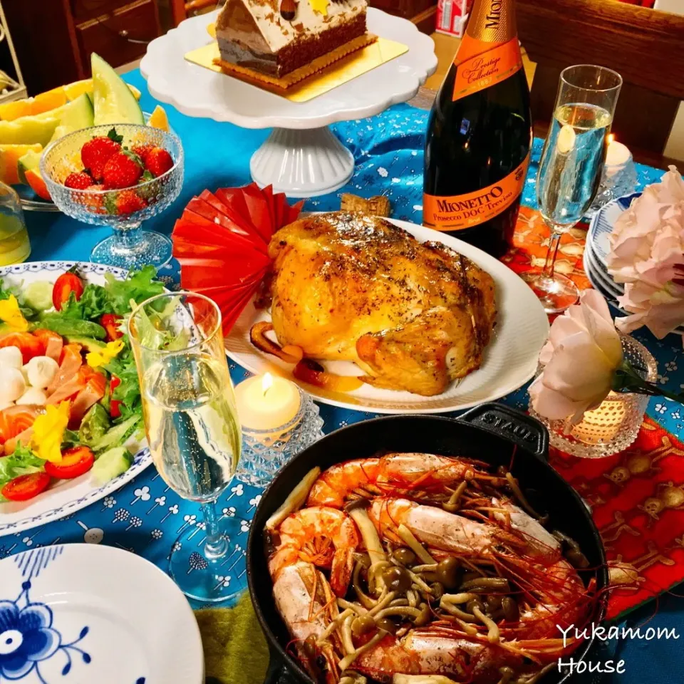 おうちクリスマス🎄
鶏丸焼き、エビとキノコのアヒージョ
サーモンとモッツァレラのカルパッチョ
鶏丸焼きには、炊き込みピラフを
入れて焼きました
もち米の様に、モチモチデス|ゆかモンさん