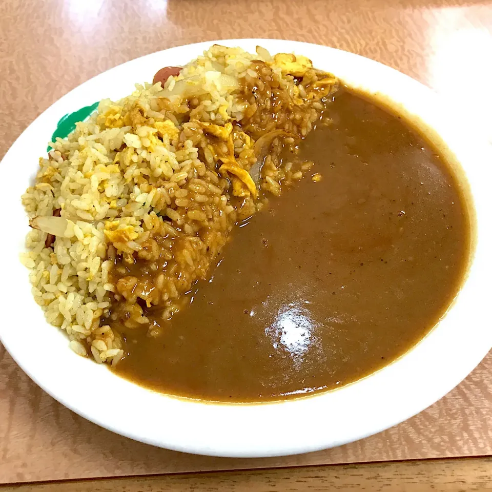 昨日の…痩せるという誓いに反する昼餉🍛日替わりランチを頼んだらコレが出て来ましたわ💦学生街なので果てしなく量が多い炒飯カレーでしたわ💦|にゃあ（芸名）さん