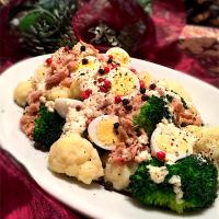 ツナと茹で野菜のおかずサラダ🥂🍷🍾🍴
  今まで本当に有難う〜〜♪感謝☆(人ﾟ∀ﾟ*)☆感謝♪💕