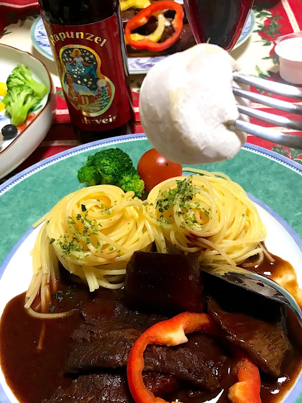 Snapdishの料理写真:ビーフシチューとカマンベールチーズでワイン🍷メリークリスマス🎄|シュトママさん