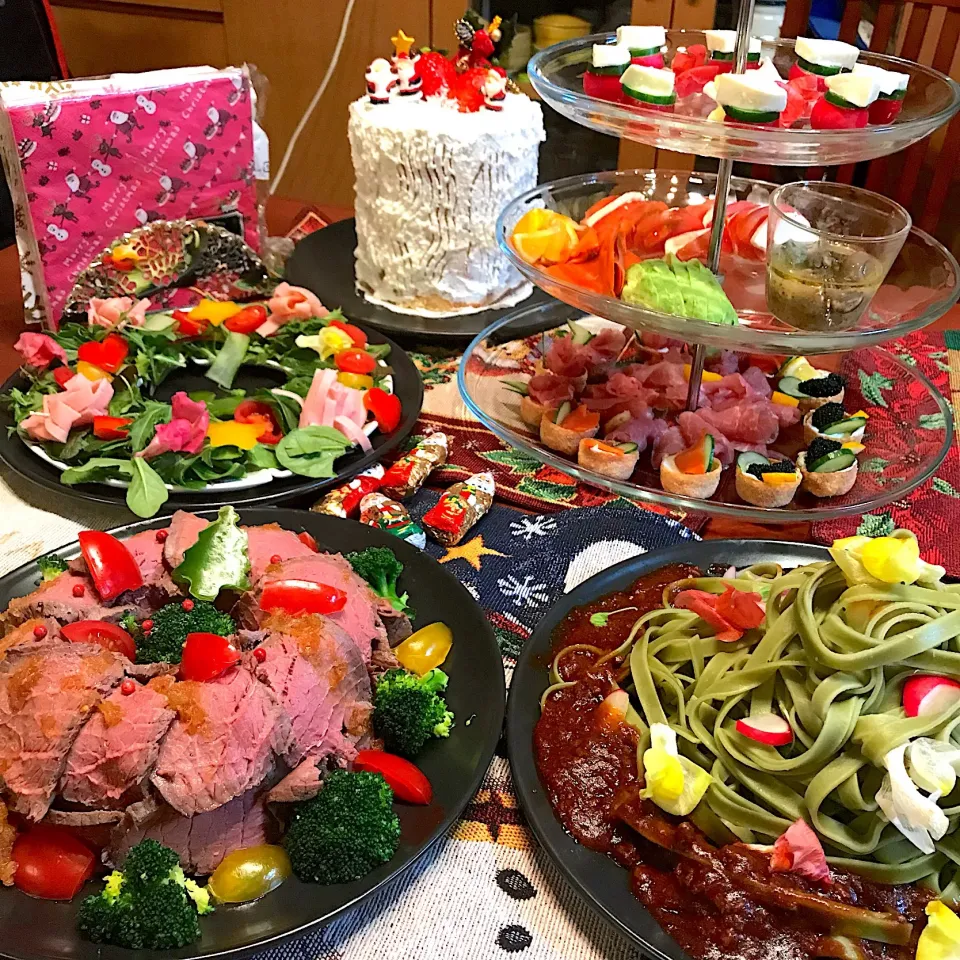 Snapdishの料理写真:クリスマスディナー🎄🍽
ツリーにみたてたほうれん草のパスタ巻き
リースサラダ
ローストビーフのリース風ごはん
家族で囲む幸せな時間🎄🎅🎁|mokoさん