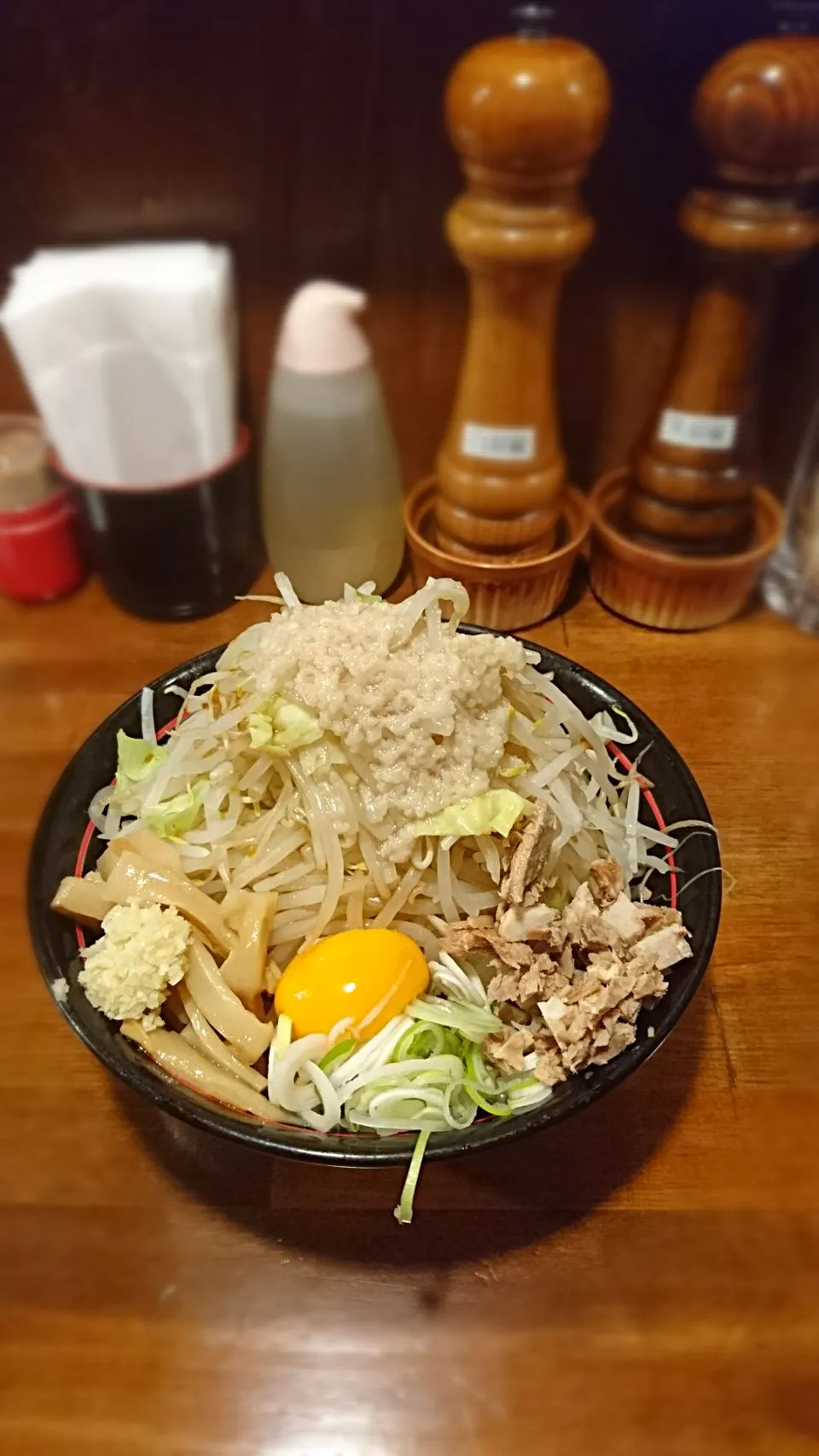 Snapdishの料理写真:油ラーメンニンニク少な目の少な目ヤサイ多めカラメアブラちょいまし|よちやまさん