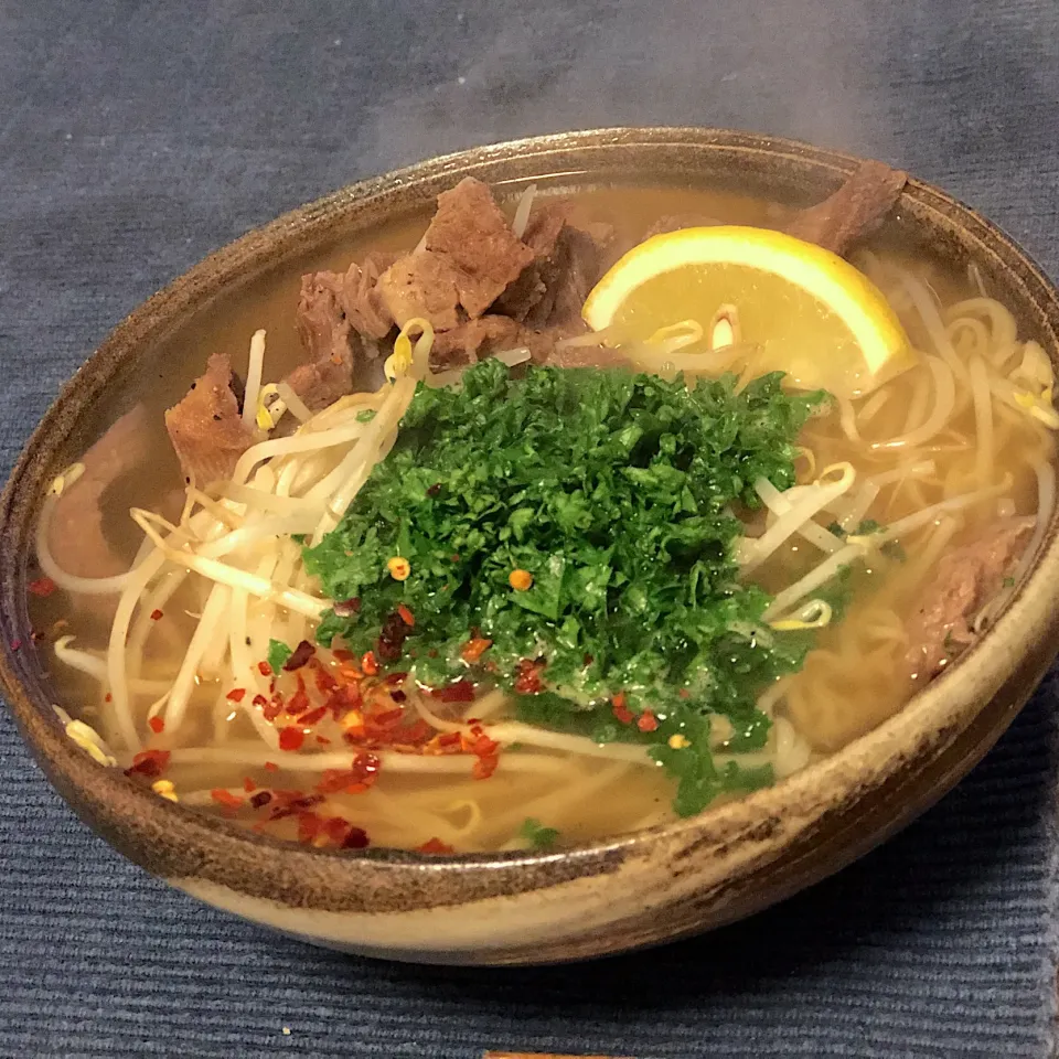 エスニックラーメン(ごちゃ混ぜにスープ)

  #鶏ガラスープ  #ダシダスープ  #フォースープ顆粒 
 #牛タン #茹でタン  #パセリたっぷり  #レモン🍋  #もやしラーメン|たつやん。さん