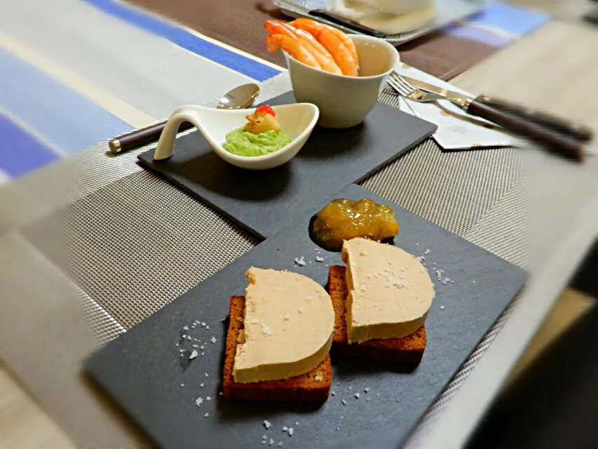 Snapdishの料理写真:fois gras avec confiture de fig maison, bouchée de pétoncle & purée de petits pois|mickamisaさん