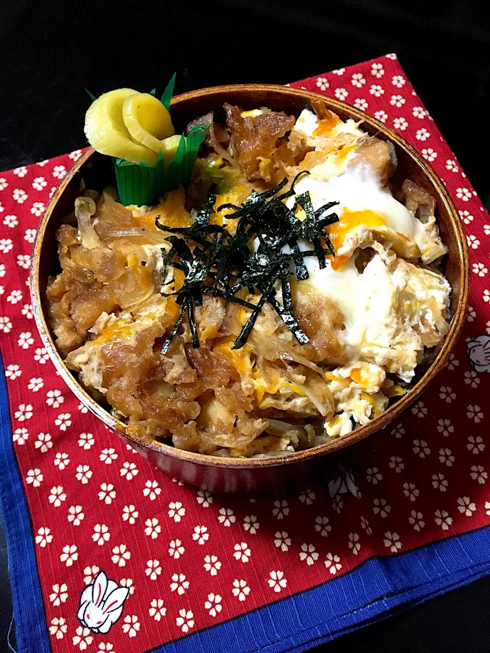 クリスマスの余った唐揚げで
唐揚げ丼

ご馳走を食べた後は節約もね♪













日野|にゃおさん