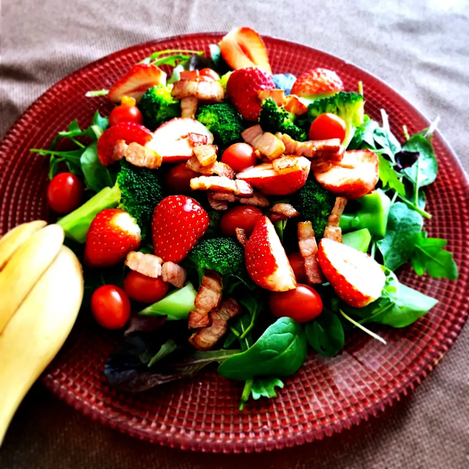 Snapdishの料理写真:苺🍓とブロッコリー🥦とカリカリベーコン🥓のサラダ🥗|Yuka Tさん