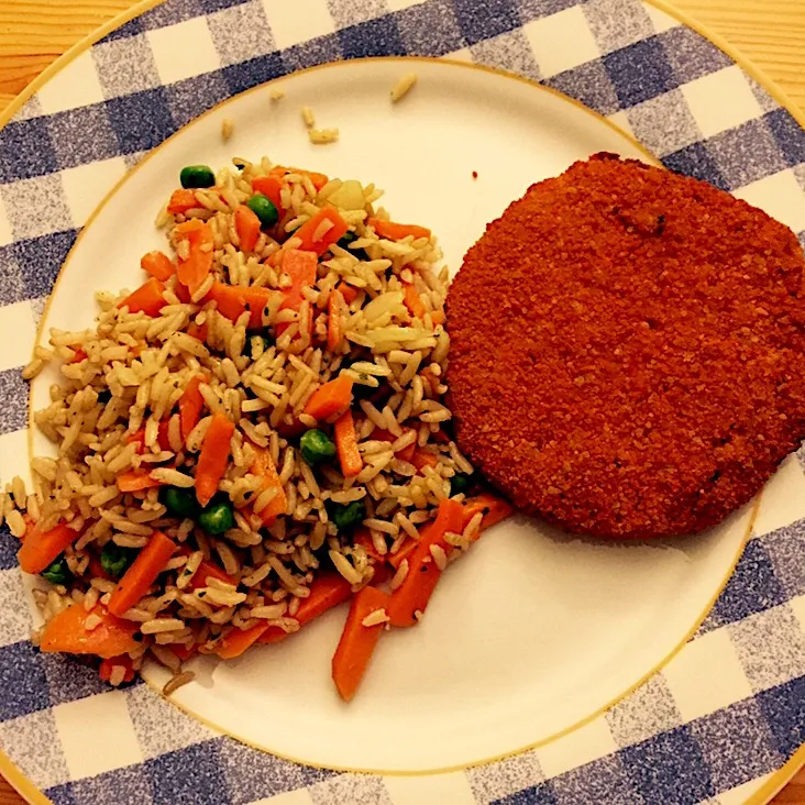 Rice with carrots and peas & a veggie patty|Em’sKitchen🍝さん