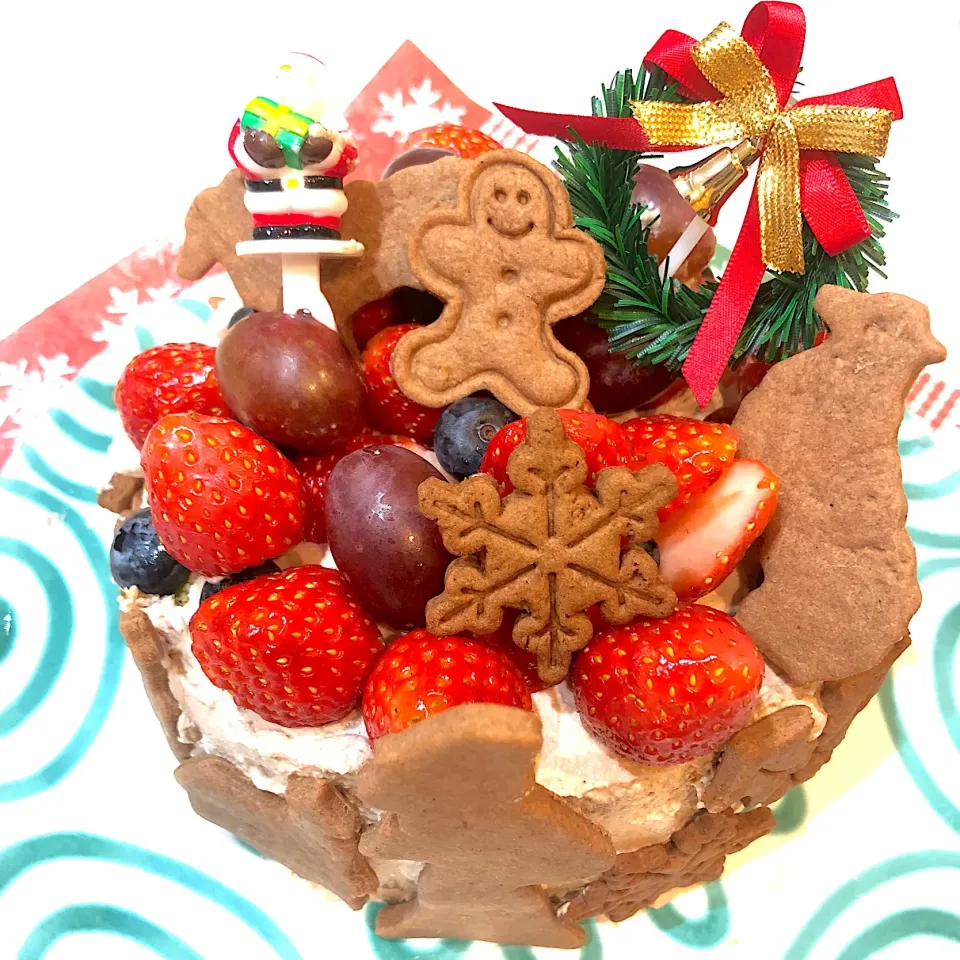 Snapdishの料理写真:🎄🎅クリスマスケーキ🎂は、4歳の娘と豆腐ココアクッキーから手作り🍪デコレーションも一緒にしました💕|moyukitaさん