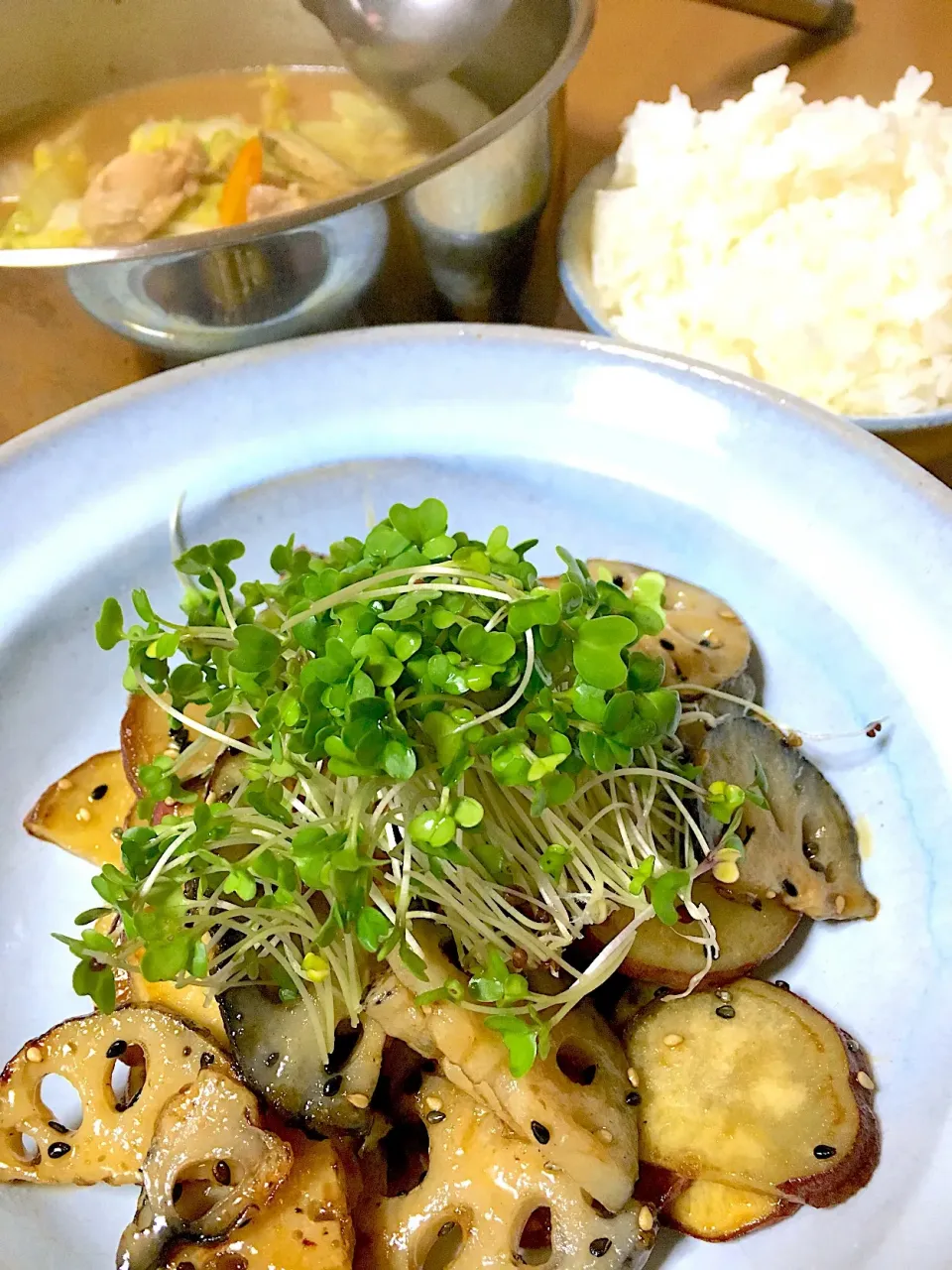 晩ごはん(*´▽｀*)ゞ

蓮根とサツマイモのデパ地下風🎵
チゲ鍋
旦那さんの山盛りご飯🍚|さくたえさん