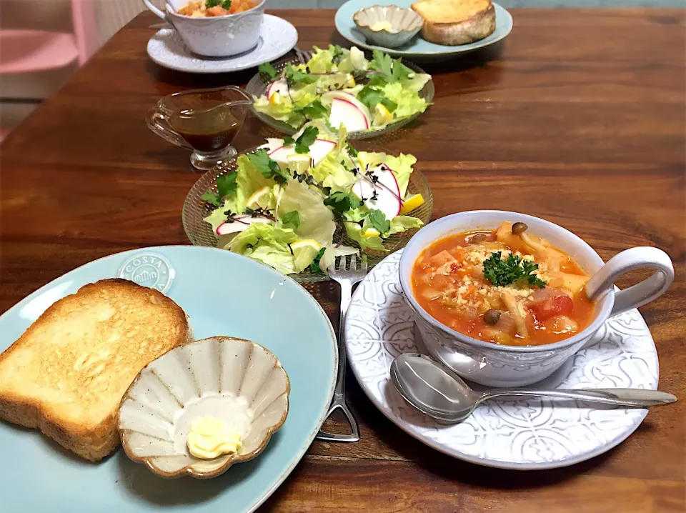 ミネストローネとサラダとフランス食パンの晩御飯|K N 3さん