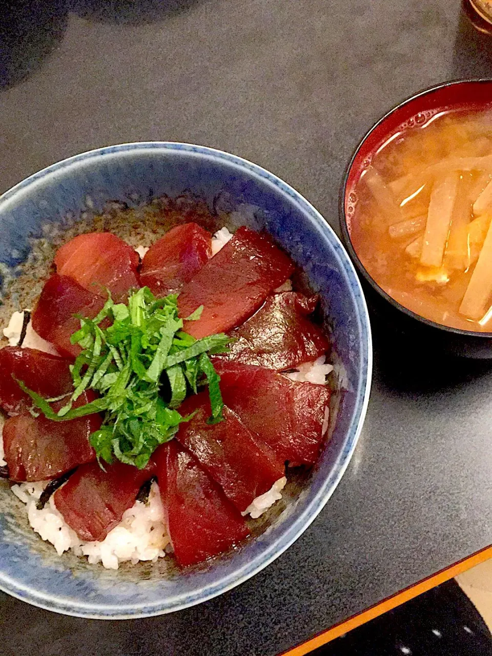 マグロの漬け丼 & 大根と油揚げの味噌汁|ぺろたんさん