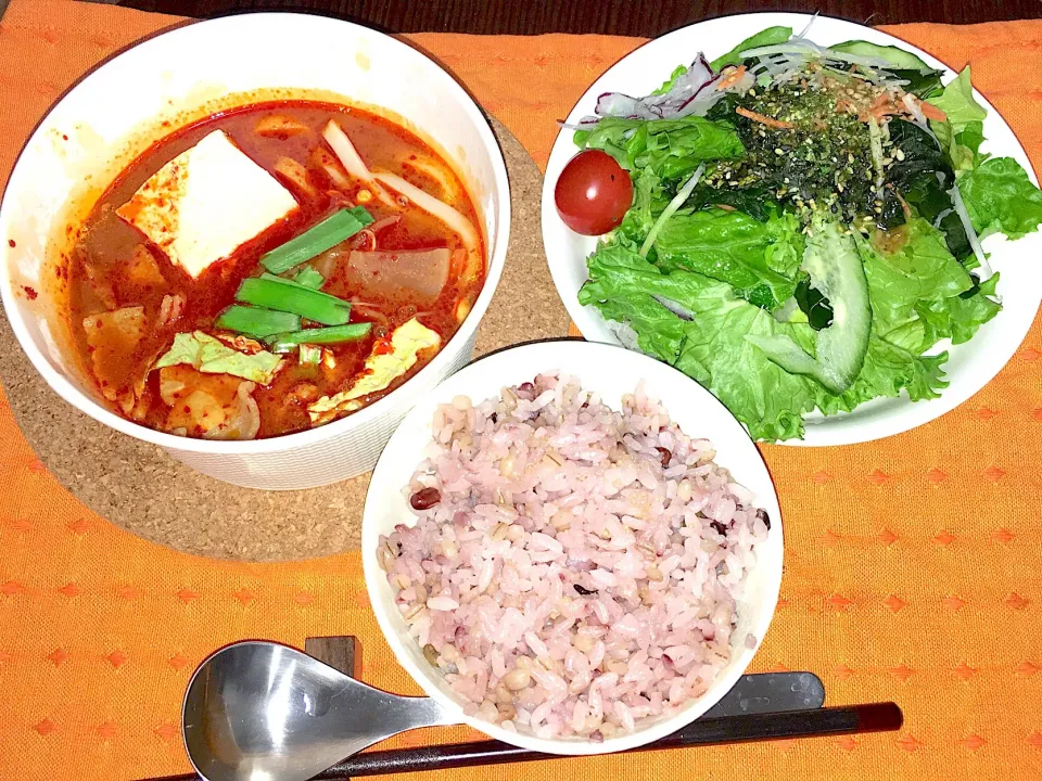 旨辛スープのキムチ鍋
チョレギサラダ🥗
雑穀ごはん|yumyum😋さん