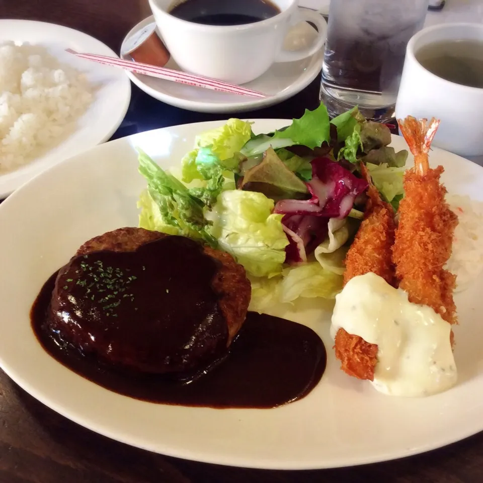 Snapdishの料理写真:ビジネスランチ ハンバーグ デミグラスソース&海老フライ 2017.12.25|キラ姫さん