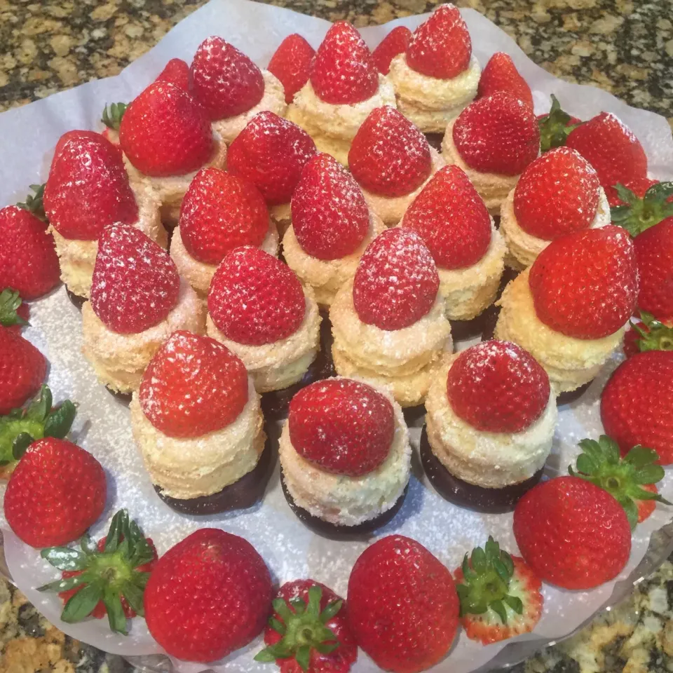 Holiday Strawberry 🍓Sponge Cake Cones|Alma's Home Kitchenさん