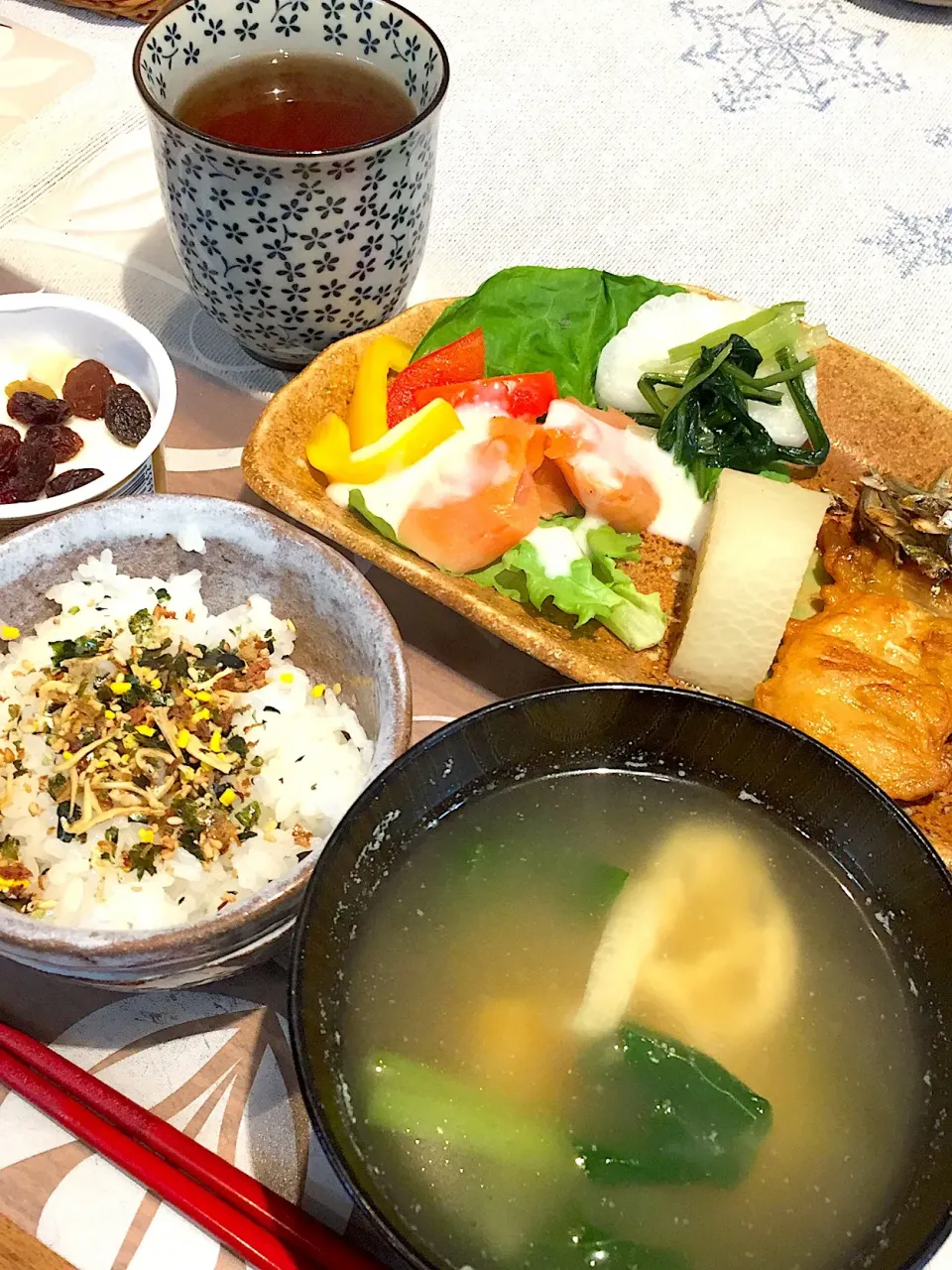 朝ごはん
大根出汁煮物、はんぺん付焼き、サラダ菜、スモークサーモン、パプリカ、べったら漬け、白米、しらすふりかけ、かぼちゃと小松菜と揚げの味噌汁、ドライフルーツ添えヨーグルト|かよちゃんさん