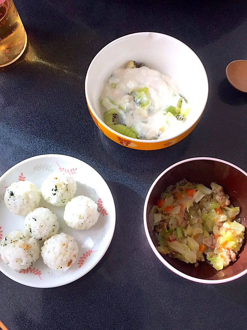 離乳食 朝
・ふりかけおにぎり
・肉野菜炒め
・キウイ豆乳グルト|ぺろたんさん